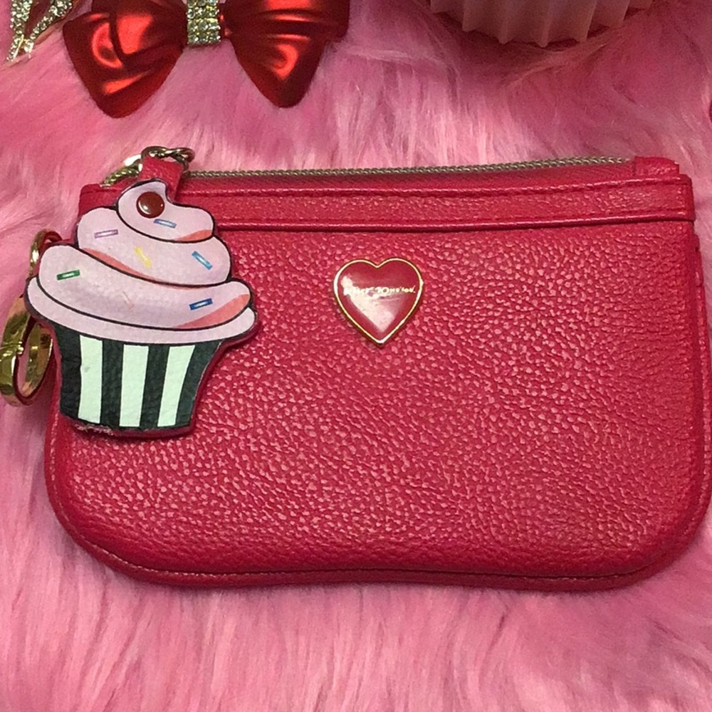 Aura of yummy sweetness🧁Betsey Johnson frosting w sprinkles purse